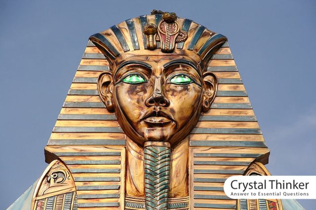 Cleopatra: pharaoh statue