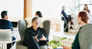 How do social norms influence behavior? | 3 top effects on the groups How do social norms influence behavior?